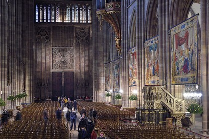 France, Bas-Rhin (67), Strasbourg, vieille ville classée au Patrimoine Mondial de l'UNESCO, la cathédrale Notre-Dame, les Scènes de la vie de la Vierge réalisées à la demande de Richelieu sont une série de quatorze tapisseries suspendues dans la nef durant la période de l'Avent