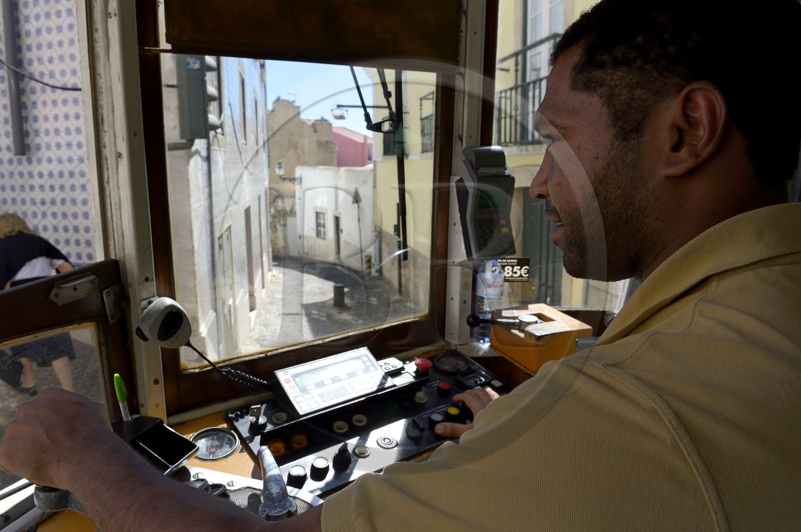 Portugal, Lisbonne, quartier de l'Alfama, tramway (electricos) de la ligne 28 dans la descente de la rue Escolas Gerais