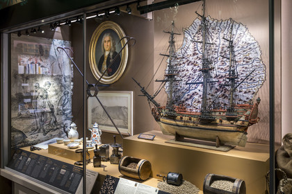 France, Morbihan (56), Port-Louis, la citadelle de Port-Louis, musée de la Compagnie des Indes, vitrine consacrée à l'Ile de la Réunion (Bourbon) et portrait de Bertrand-François de la Bourdonnais
