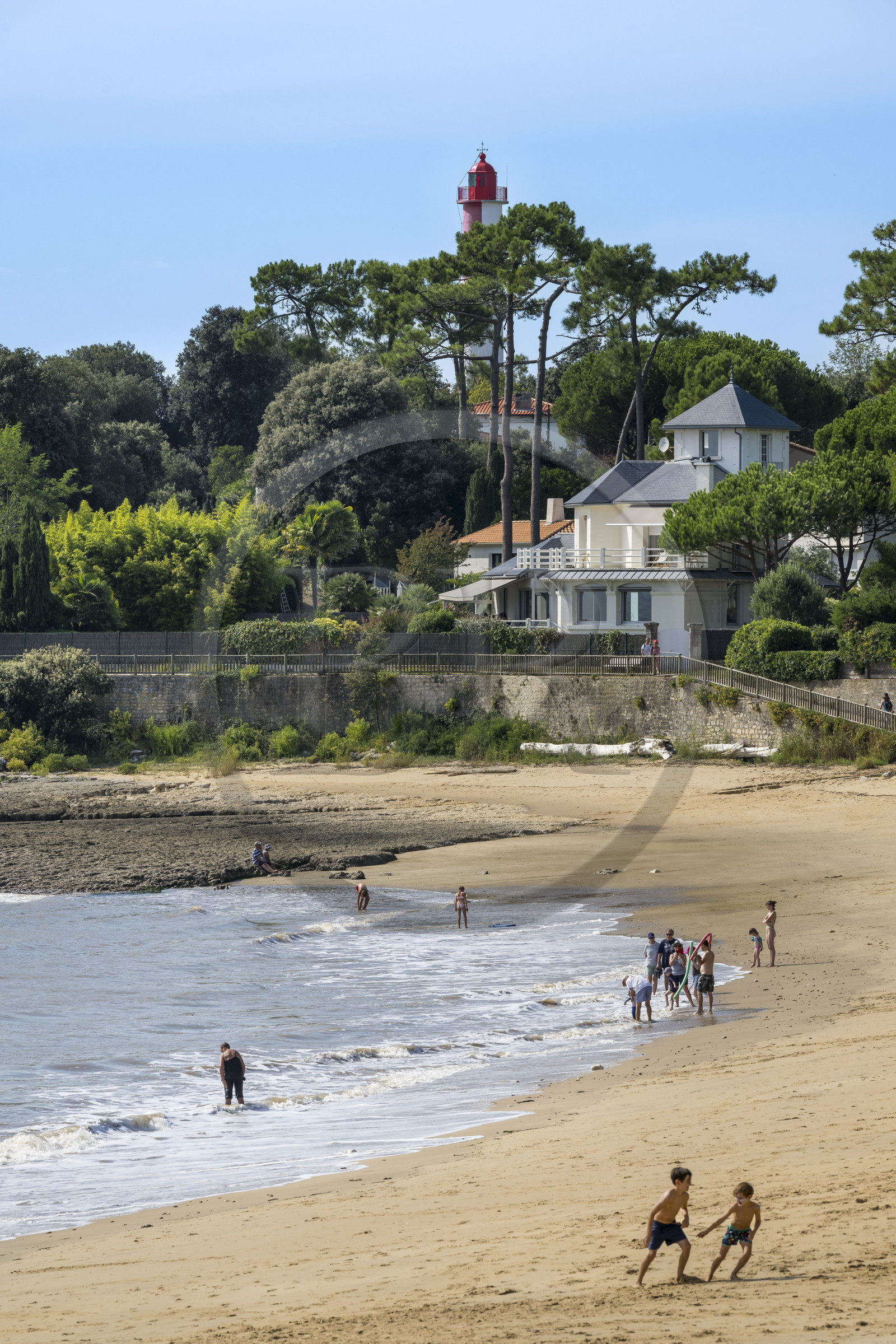 France, Charente-Maritime (17), région de Royan, Saint-Palais-sur-Mer, plage du Platin et le Phare de Terre-Nègre en arrière plan