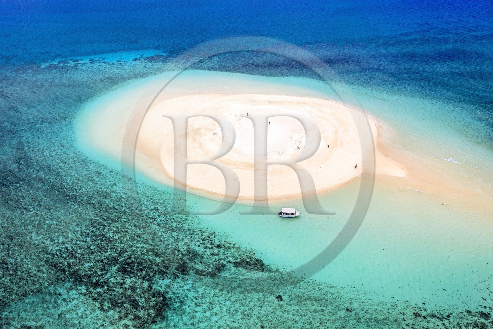 France, Ile de Mayotte, Grande-Terre, M'Tsamoudou, ilot de sable blanc sur le récif de corail dans la lagune face à la pointe Saziley (vue aérienne)