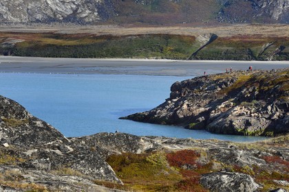 Groenland, cote ouest, baie de Disko, randonneurs sur une ile de la baie de Quervain