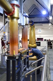 Royaume-Uni, Ecosse, région des Highlands, les Hébrides, Ile de Skye, Teangue, Distillerie de whisky Torabhaig, distillation du wash dans des alambics