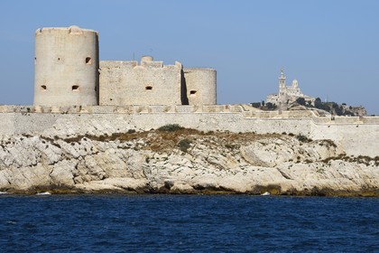 France, Bouches-du-Rhône (13), Marseille, Parc National des Calanques, Archipel des Iles du Frioul, le Chateau d'If et la basilique Notre Dame de la Garde en arrière plan