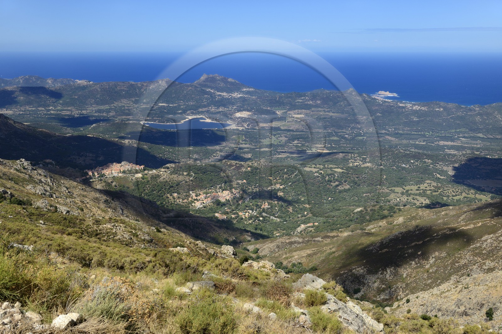 France, Haute-Corse (2B), Balagne, village perché de Speloncato et le lac de Codole en arrière plan