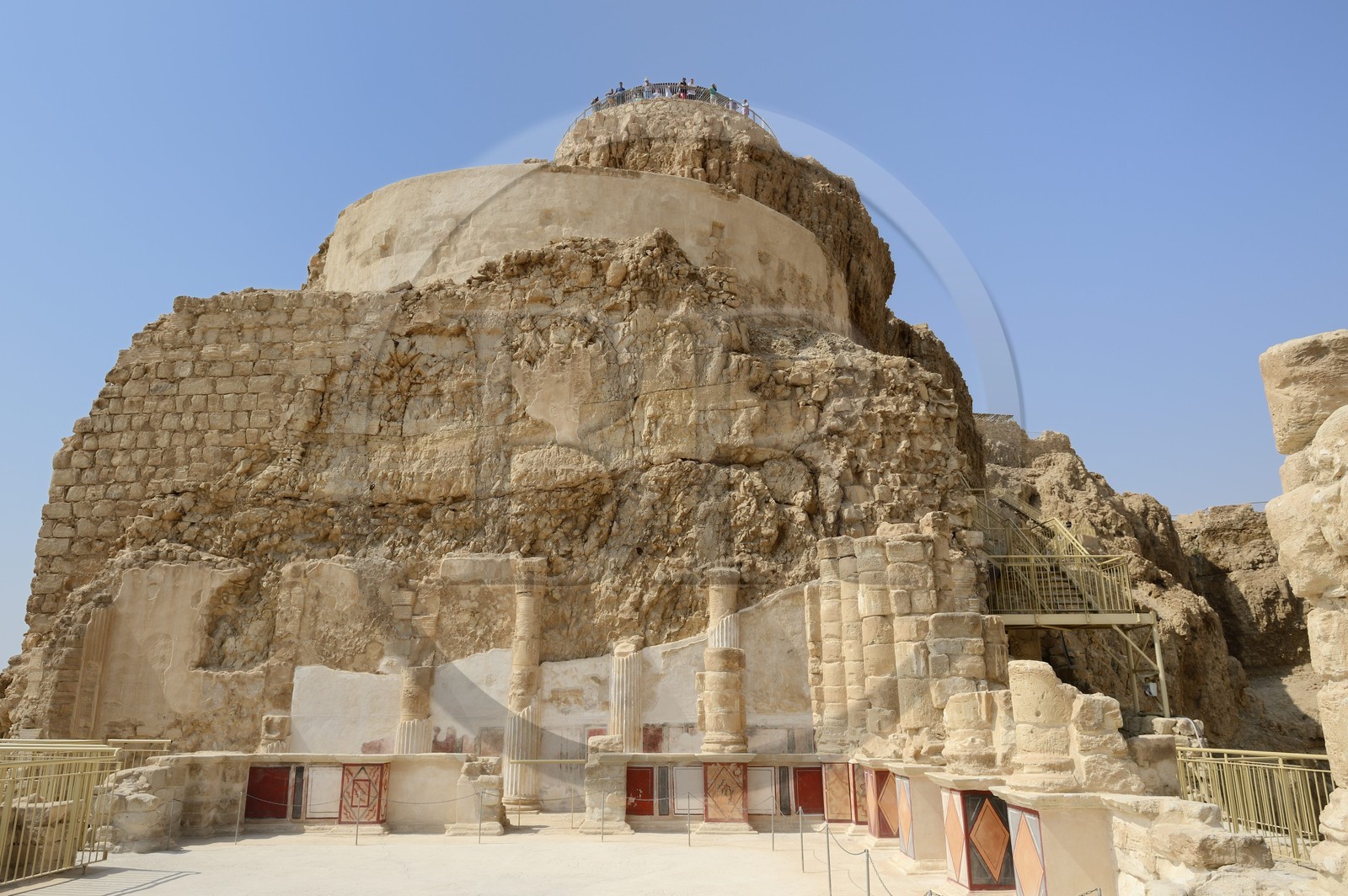 Israel, désert du Neguev, forteresse de Massada, classée Patrimoine Mondial de l'UNESCO, Palais suspendu d'Hérode dont la résidence privée s'étageait sur trois niveaux