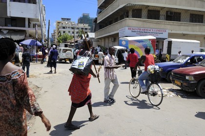 Tanzanie, Dar es-Salaam, un Masaï dans le centre ville
