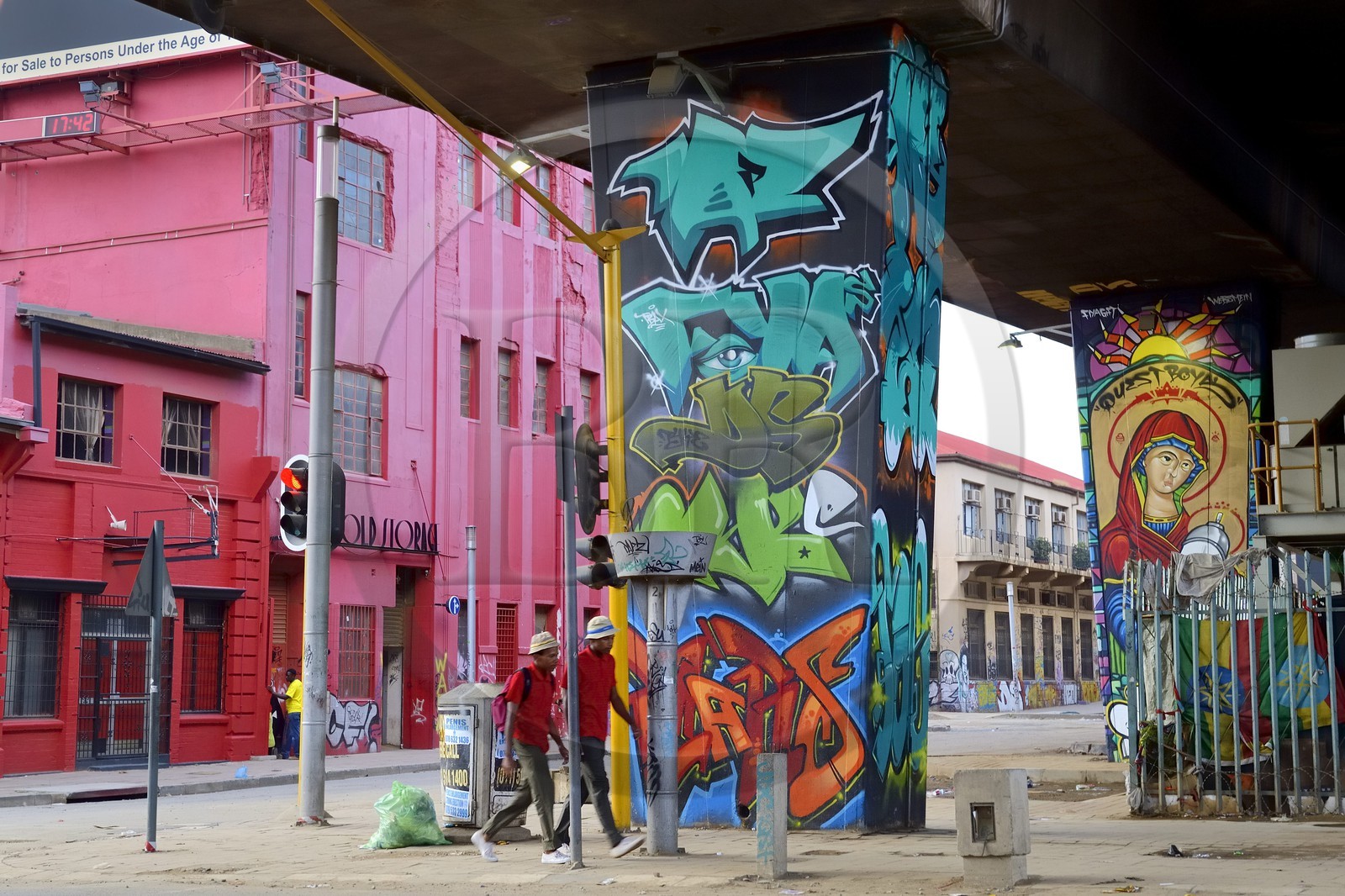 Afrique du Sud, province de Gauteng, Johannesburg, CBD (Central Business District), Newtown, peintures murales sous l'autoroute M1 De villiers Graaff motorway