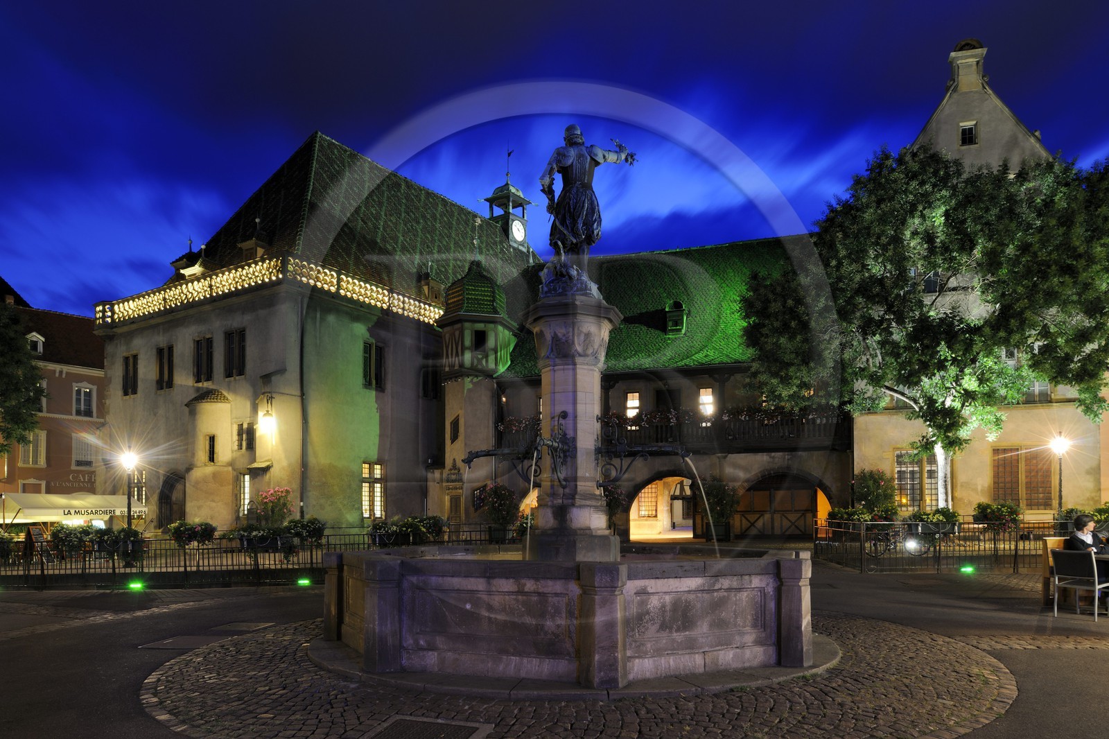 France, Haut-Rhin (68), Colmar, la place de l'Ancienne Douane, la Fontaine Schwendi oeuvre de Bartholdi devant l'Ancienne Douane (Koifhus)