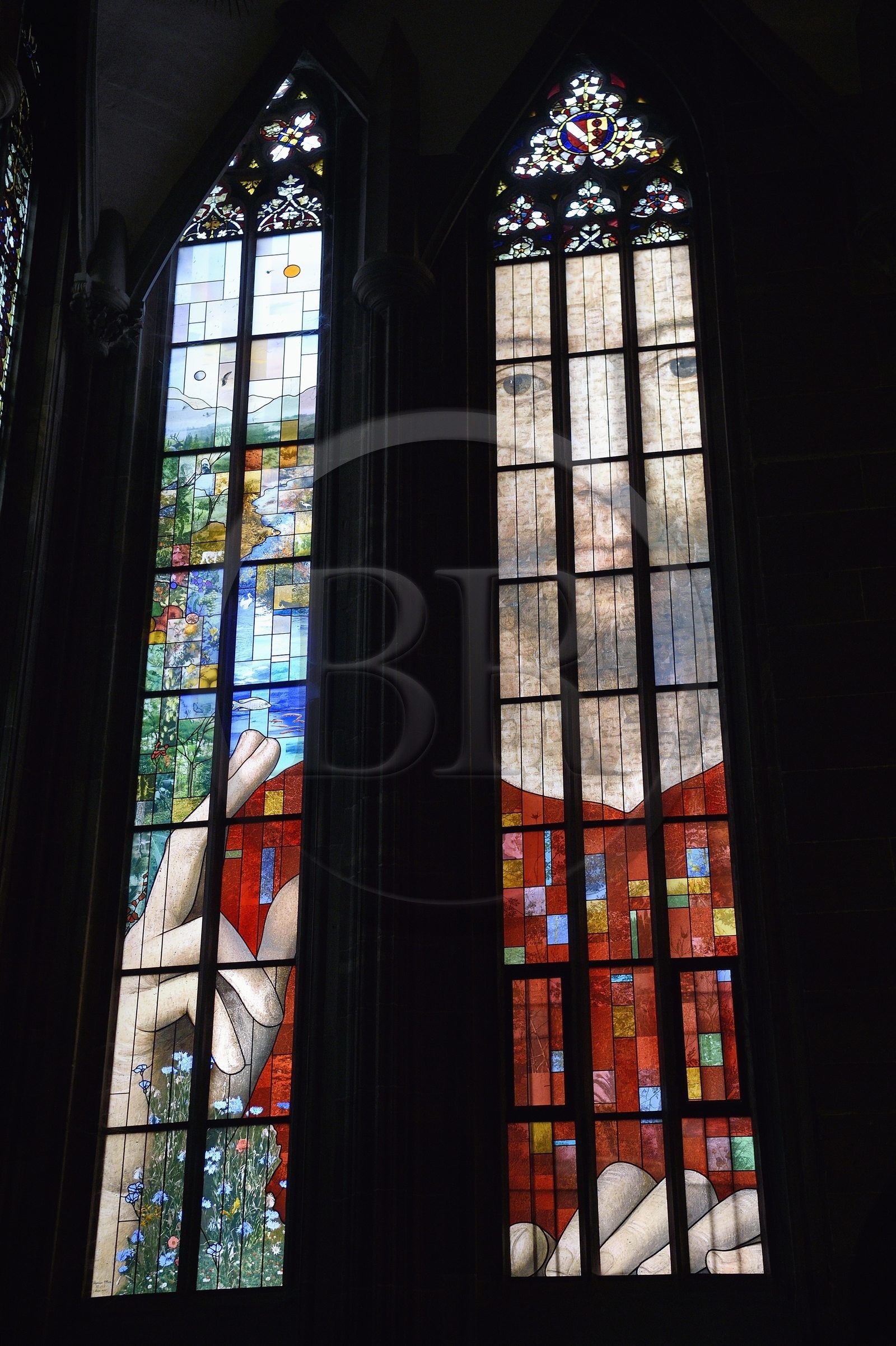 France, Bas-Rhin (67), Strasbourg, vieille ville classée au Patrimoine Mondial de l'UNESCO, la cathédrale Notre-Dame, le vitrail des cent visages (2015) de Véronique Ellena et Pierre-Alain Parot dans la chapelle Sainte-Catherine