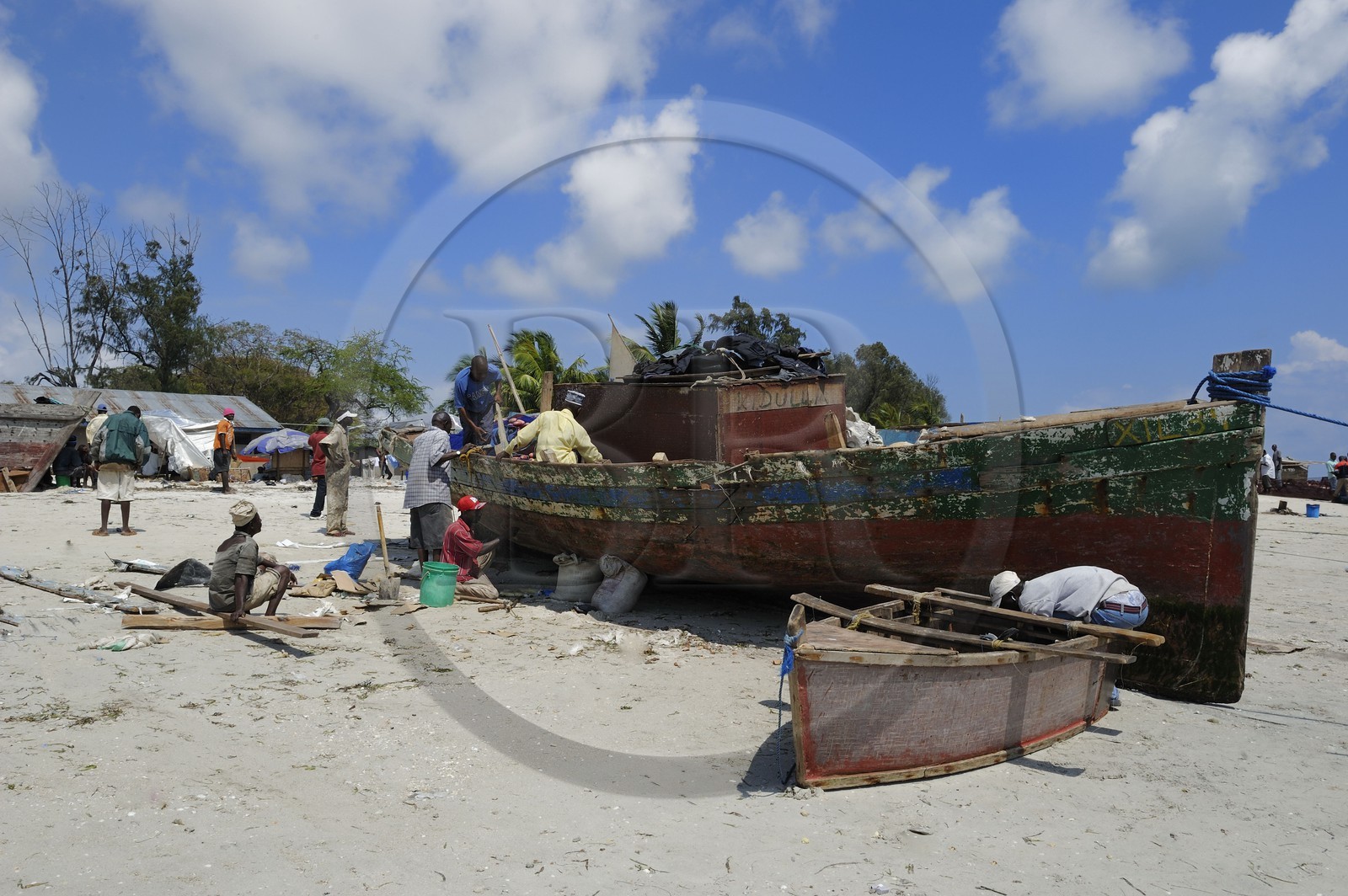 Tanzanie, Dar es-Salaam, intense activité de réparation de coques et de filets sur la plage desservant le marché aux poissons de Kivukoni