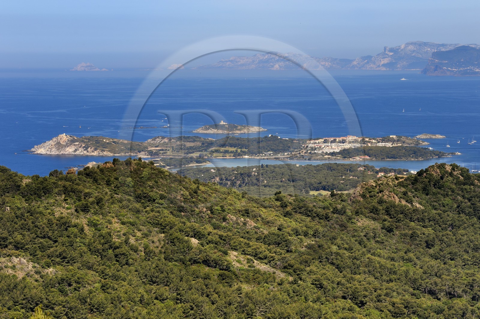 France, Var (83), Six-Fours-les-Plages, randonnée dans le massif du Cap Sicié vers la chapelle Notre-Dame du Mai, l'Ile des Embiez et le phare du Grand Rouveau en arrière plan