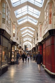 Royaume-Uni, Londres, Mayfair district, la galerie marchande couverte Burlington Arcade située derrière Bond Street, de Piccadilly à Burlington Gardens