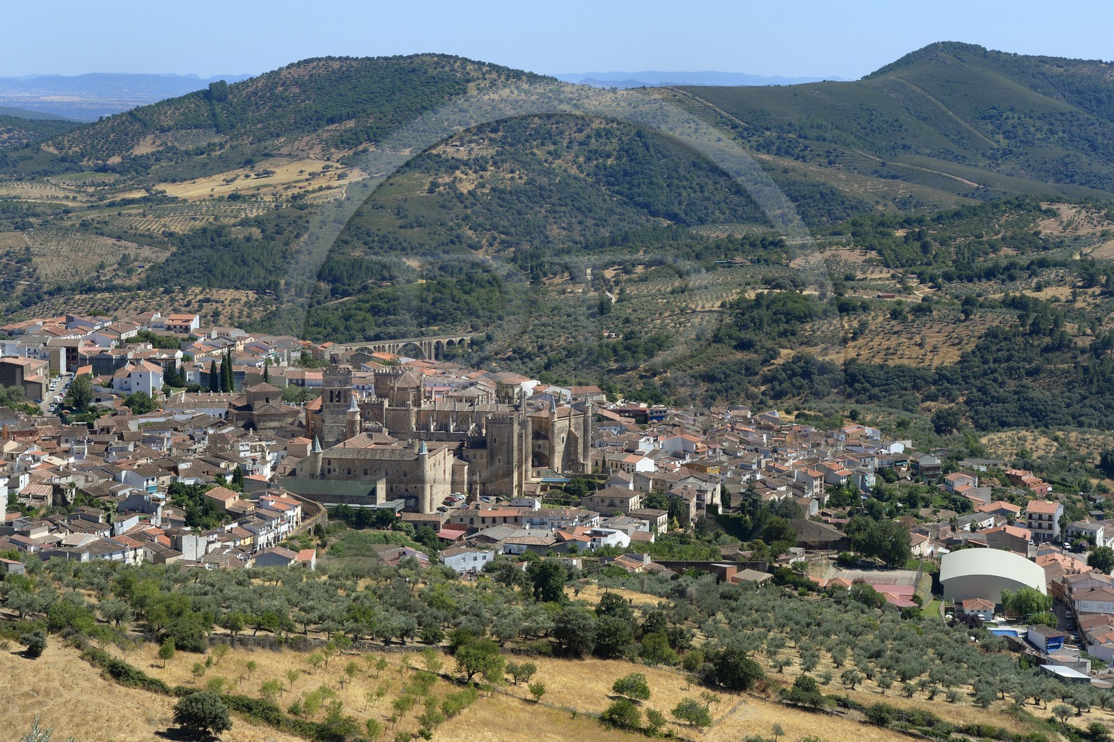 Espagne, Estremadure, Guadalupe, monastère royal de Santa Maria de Guadalupe classé Patrimoine mondial de l'UNESCO, sanctuaire formé de huit tours construit à l'endroit où la vierge apparut à un berger