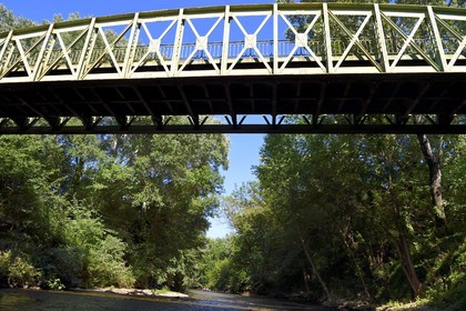 France, Var (83), Provence Verte, Vallée de l'Argens, canoë sur le fleuve Argens entre Carces et Le Thoronet, pont métallique