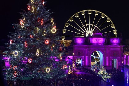 France, Meurthe-et-Moselle (54), Nancy, place Stanislas, le défilé de la Saint-Nicolas, Char de l'Institut Médico-Educatif et du Centre d’Education Motrice de Flavigny avec Drôles d'Abeilles devant l'Arc de Triomphe (la Porte Héré)