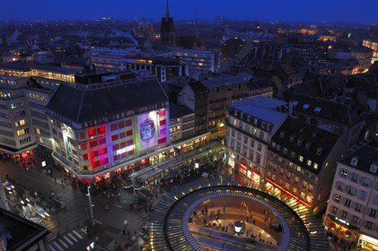France, Bas Rhin (67), Strasbourg, la place de l'Homme de Fer devant le Printemps, centre de rencontre des lignes de Tram
