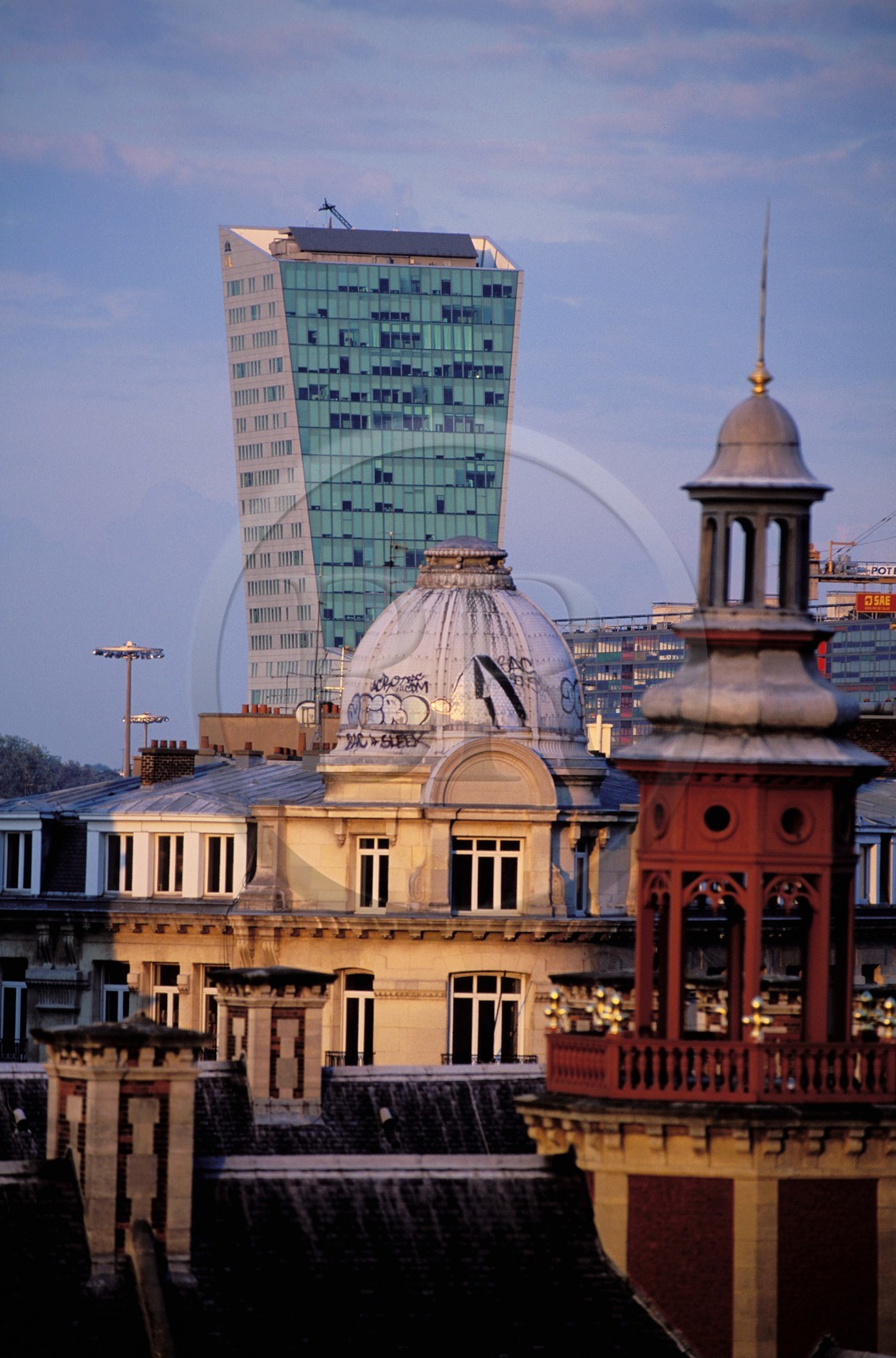 France, Nord (59), Lille, la gare TGV de Lille-Europe (Tour de Vasconie du centre commercial Euralille) domine la ville