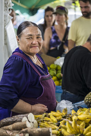 France, Guyane, Javouhey, marché du dimanche Hmong, réfugiés du Laos arrivés en 1978 qui se sont spécialisés dans la culture fruitière, vendeuse devant son étal de bananes et d'ignames