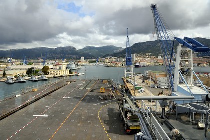 France, Var (83), Toulon, la base navale (Arsenal), le porte-avions à propulsion nucléaire Charles de Gaulle en rénovation de mi-vie, le pont d'envol
