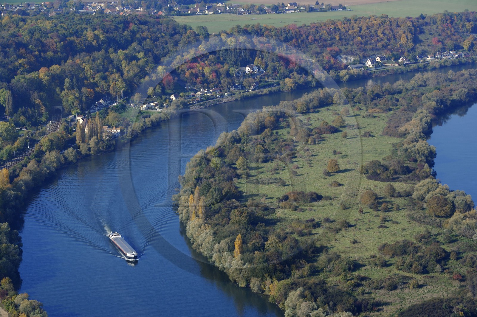 France, Eure (27), péniche sur la Seine à Villiers-sur-le-Roule en amont des Andelys (vue aérienne)