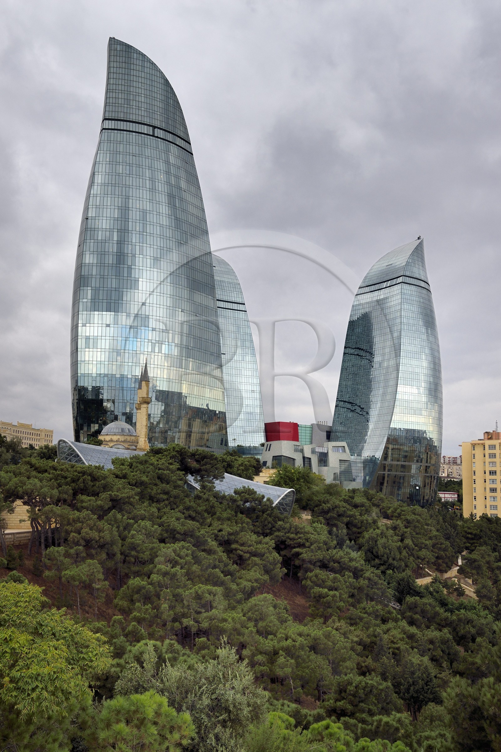 Azerbaïdjan, Bakou, Flame Towers des architectes Hellmuth, Obata & Kassabaum et la mosquée Shehidler à ses pieds Azerbaïdjan, Bakou, Flame Towers des architectes Hellmuth, Obata & Kassabaum et la mosquée Shehidler à ses pieds