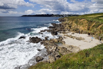 France, Finistère (29), Moelan-sur-Mer, le littoral entre Kerfany les Pins et la plage de Trenez sur le chemin de Grande Randonnée GR 34 ou sentier des douaniers