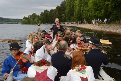 Suède, comté de Dalécarlie, Leksand, les très populaires célébrations du solstice d'été pour la Saint-Jean, transfert dans les anciennes Barques d’Eglises sur le lac Siljan