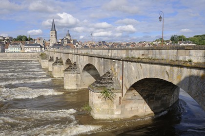 France, Nièvre (58), La Charité-sur-Loire, le pont sur la Loire dominé par le clocher Sainte Croix