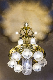Espagne, Catalogne, Barcelone, quartier de l'Eixample, Passeig de Gracia, Casa Batllo de l'architecte du modernisme catalan Antoni Gaudi, site classé au Patrimoine Mondial de l'UNESCO, lustre de l'appartement du premier étage
