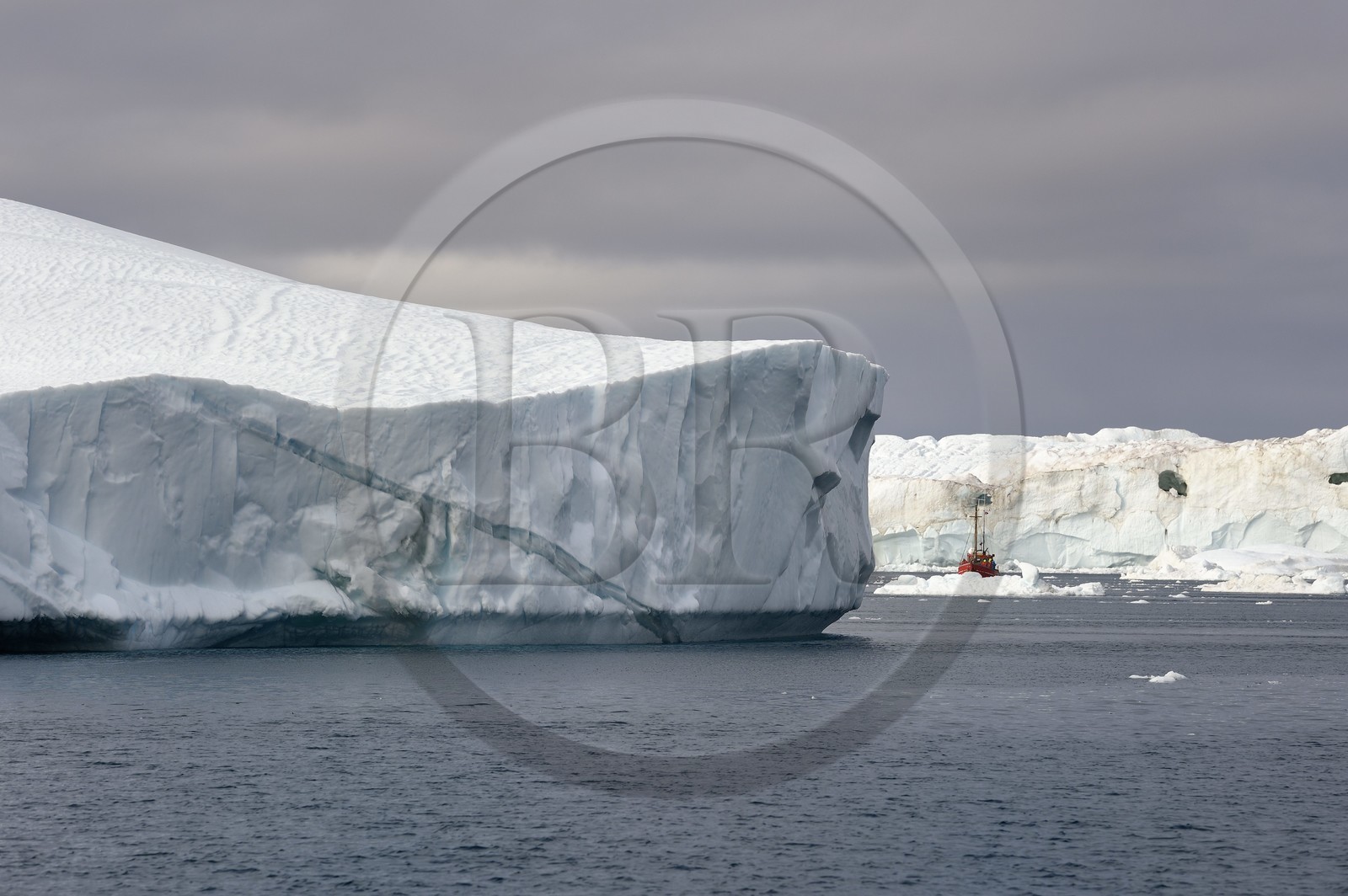 Groenland, cote ouest, baie de Disko, Ilulissat, fjord glacé classé Patrimoine Mondial de l'UNESCO qui est l’embouchure maritime du glacier Sermeq Kujalleq, ancien bateau de pêche reconverti pour la découverte des icebergs et l'observation des baleines