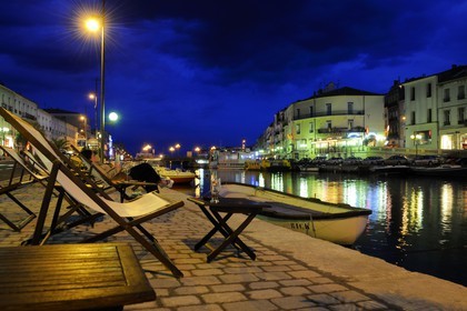 France, Hérault (34), Sète, canal Royal, canots de pêcheurs et bateaux de plaisance à quai