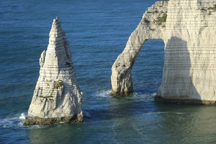 France, Seine-Maritime (76), Pays de Caux, Côte d'Albâtre, Etretat, la falaise d'Aval et l'Aiguille Creuse