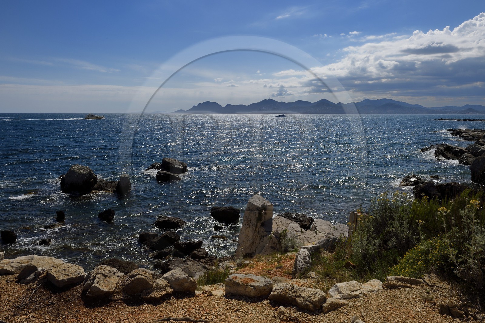 France, Alpes-Maritimes (06), Cannes, Iles de Lérins, Ile Sainte-Marguerite, pointe du Dragon et le massif de l'Esterel en arrière plan