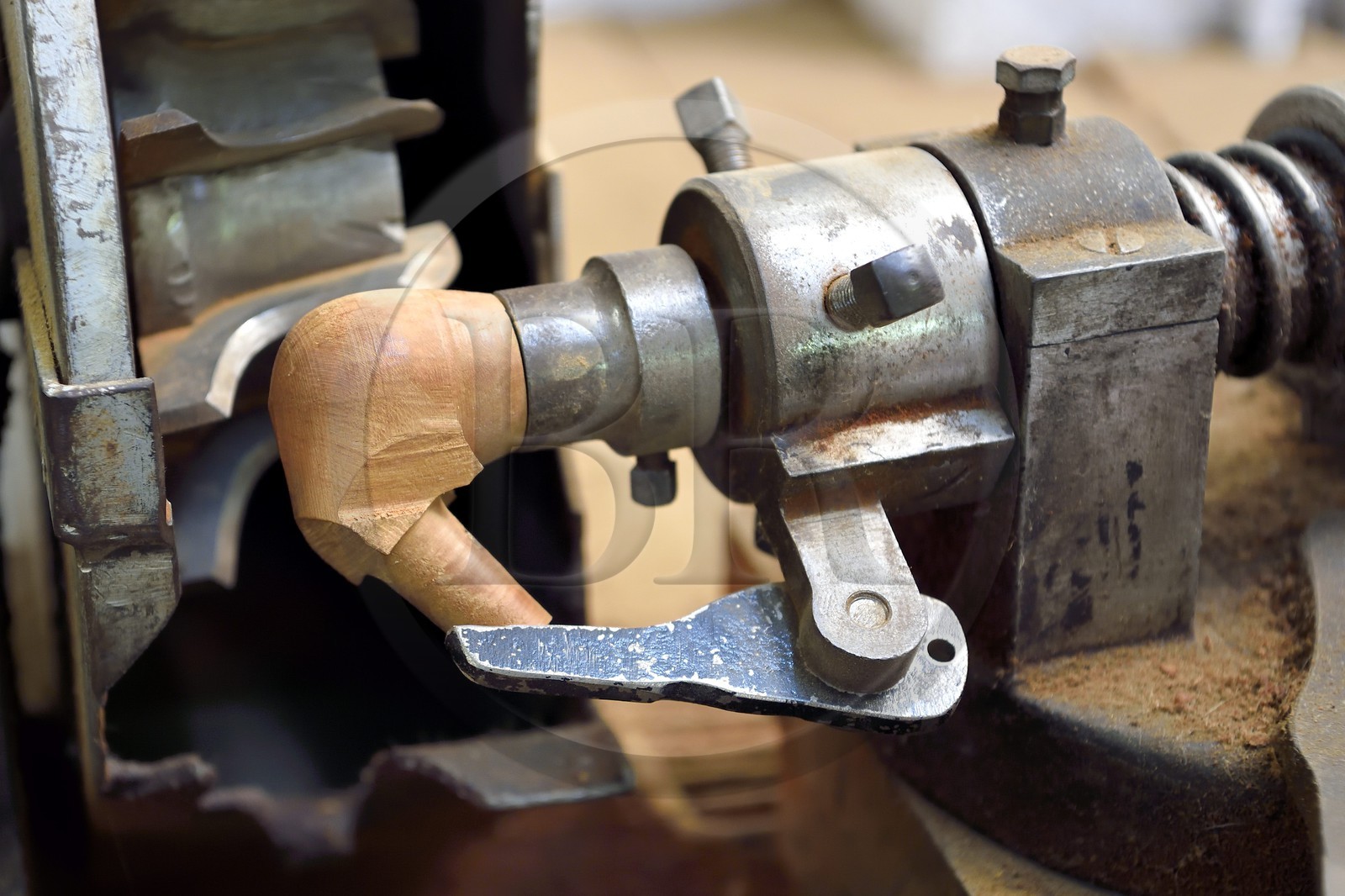 France, Var (83), Presqu'Ile de Saint-Tropez, Cogolin, fabricant de pipes Courrieu, fraisage de la pipe en racine de bruyère