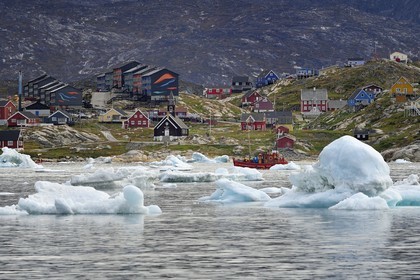 Groenland, cote ouest, baie de Disko, Ilulissat, église de Sion construite à la fin du XVIIIe siècle et icebergs en premier plan, logement social en arrière-plan