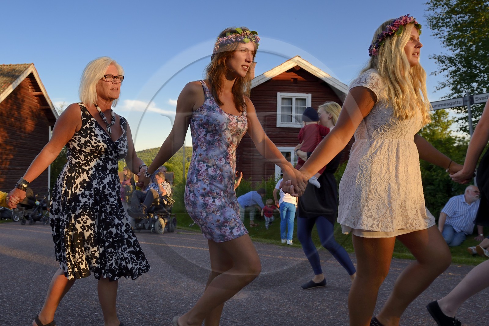 Suède, comté de Dalécarlie, région de Leksand, célébrations du solstice d'été dans le petit hameau de Hjulbäck, couronnes de fleures pour jeunes filles célibataires
