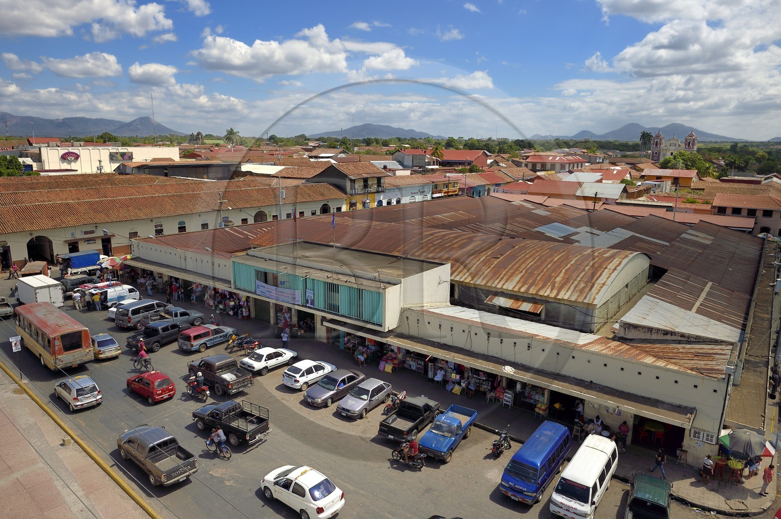 Nicaragua, Leon, le marché et Iglesia Dulce Nombre de Jesus El Calvario du XVIIIème siècle, la chaine de volcans de la cordillère des Maribios (ou Marrabios) en arrière plan