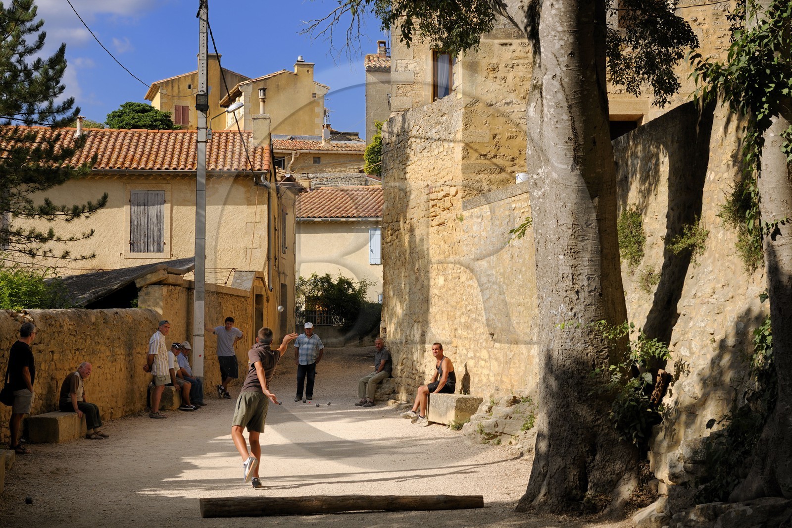France, Gard (30), région du Pays d'Uzège, Castillon-du-Gard, joueurs de pétanque