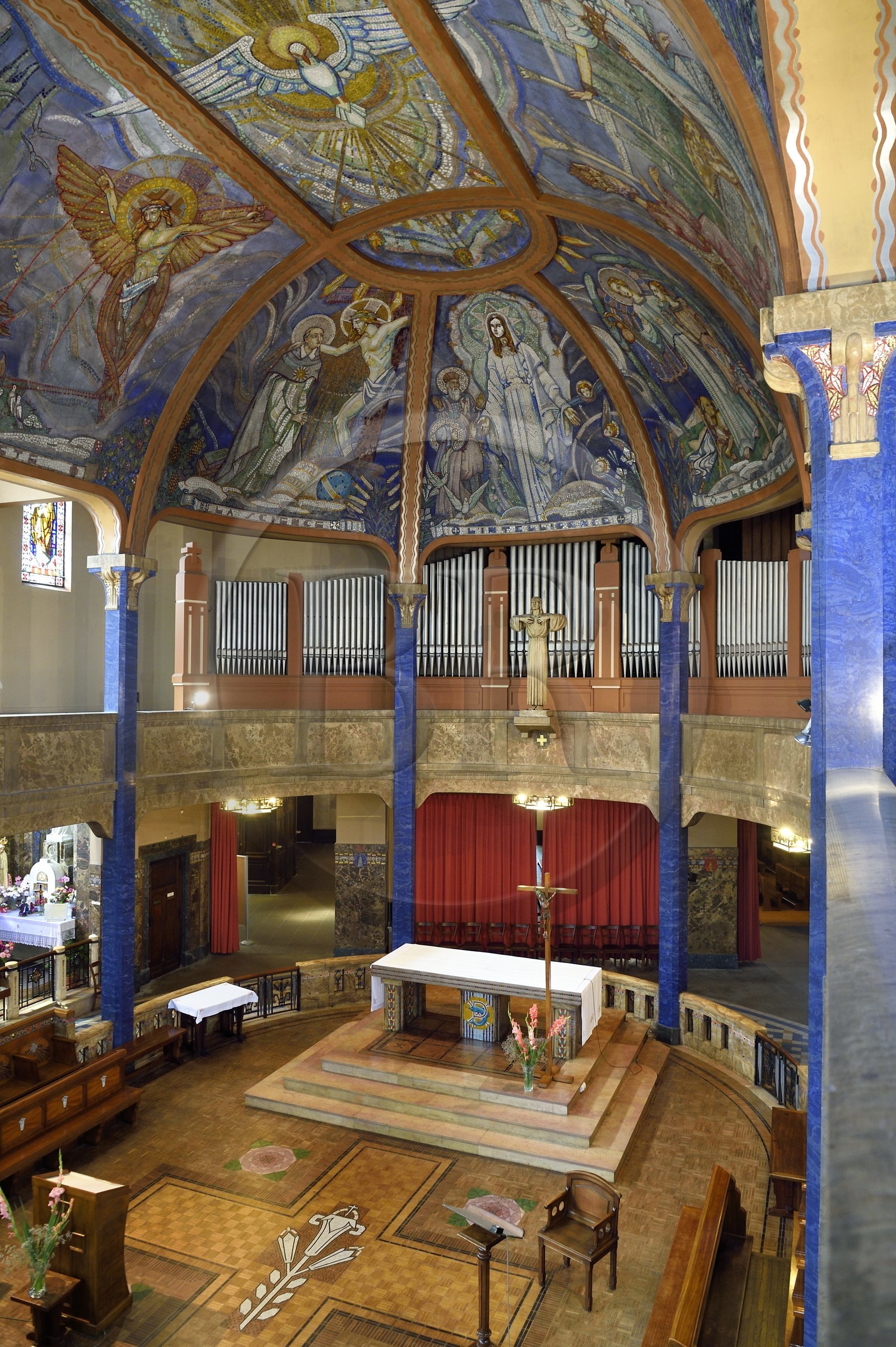France, Allier (03), Vichy, église Notre-Dame-des-Malades et église Saint-Blaise, voute peinte du choeur avec au centre L'Intelligence une mosaïque de Maume Jean