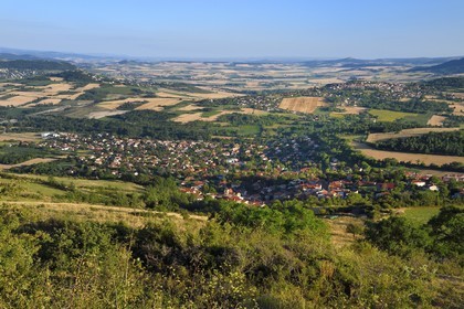 France, Puy-de-Dôme (63), La Roche-Blanche, le village de Gergovie au premier plan et Le Crest en arrière plan dans la plaine de la Limagne vu depuis le plateau de Gergovie
