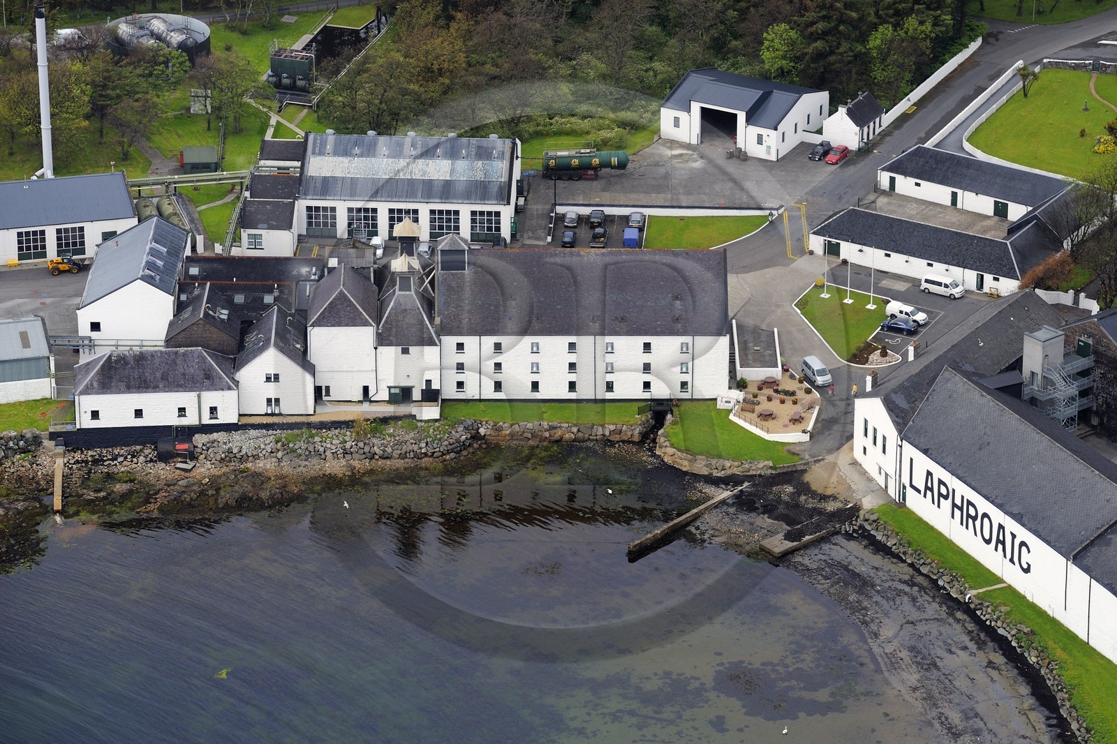 Royaume-Uni, Ecosse, Hébrides intérieures, Ile de Islay, Port Ellen, distillerie de whisky Laphroaig (vue aérienne)