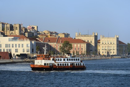 Portugal, Lisbonne, ferry sur le fleuve Tage (Rio Tejo) et le centre historique en arrière-plan