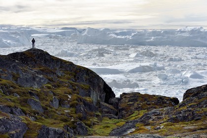 Groenland, cote ouest, baie de Disko, Ilulissat, randonneur en bordure du fjord glacé classé Patrimoine Mondial de l'UNESCO qui est l’embouchure maritime du glacier Sermeq Kujalleq (Jakobshavn Glacier)