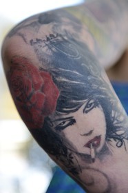 Grèce, Les Cyclades, mer Égée, île de Mykonos, Chora (Mykonos town), tatouages sur le bras d'une femme