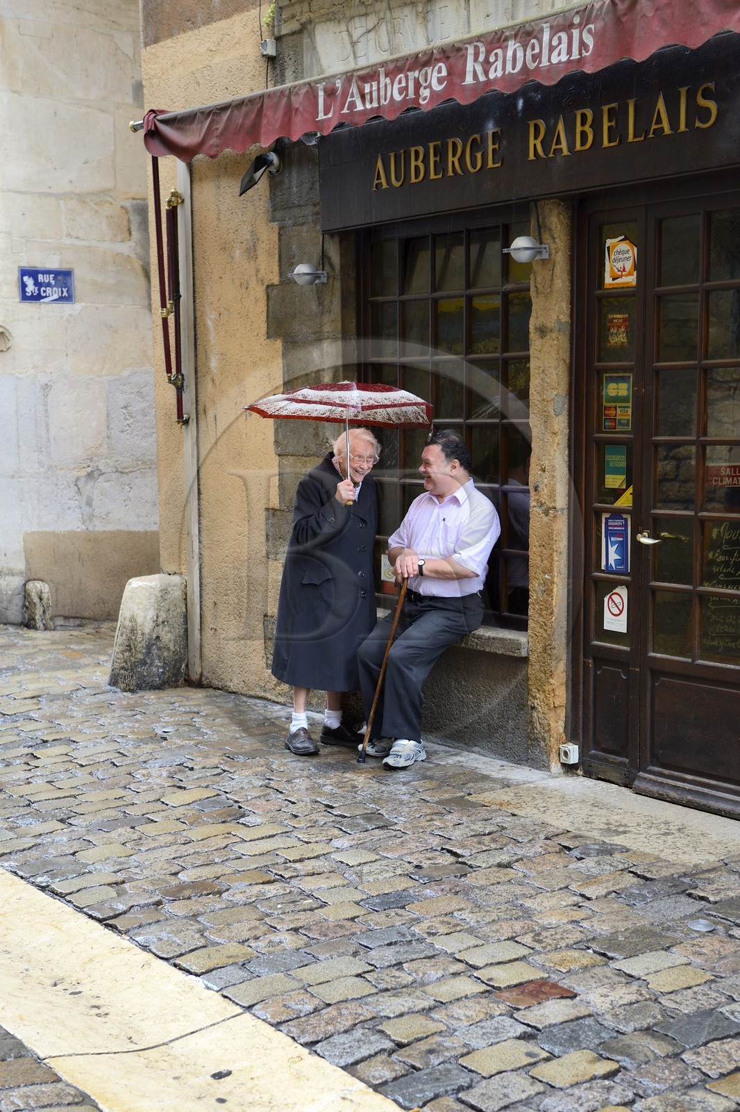 France, Rhône (69), Lyon, site historique classé Patrimoine Mondial de l'UNESCO, Vieux Lyon, discussion dans la rue Saint-Jean
