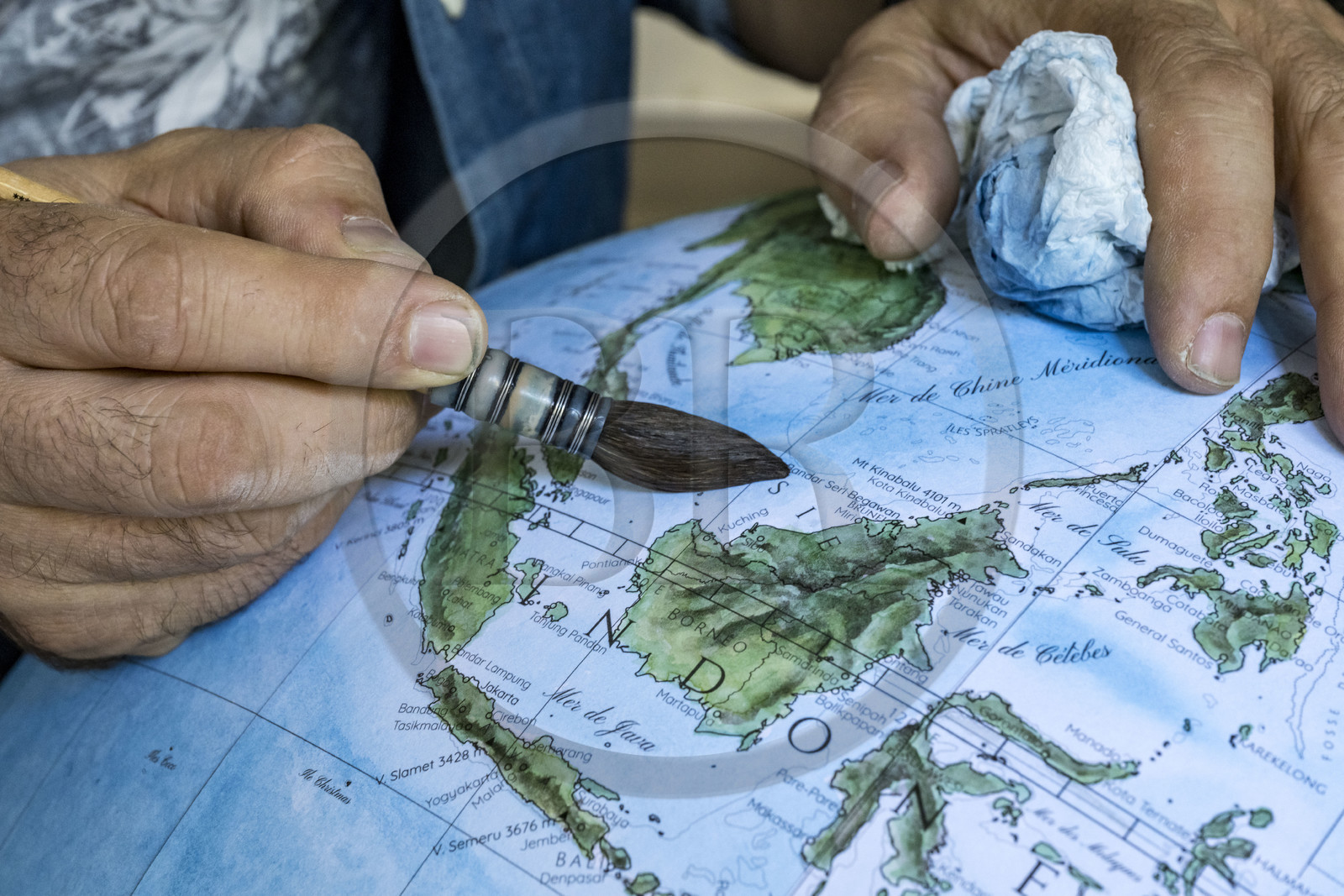 France, Charente (16), Cognac, globe terrestre artisanal peint à l'aquarelle par Gabriel Gaborel créateur de OrbisTerrae