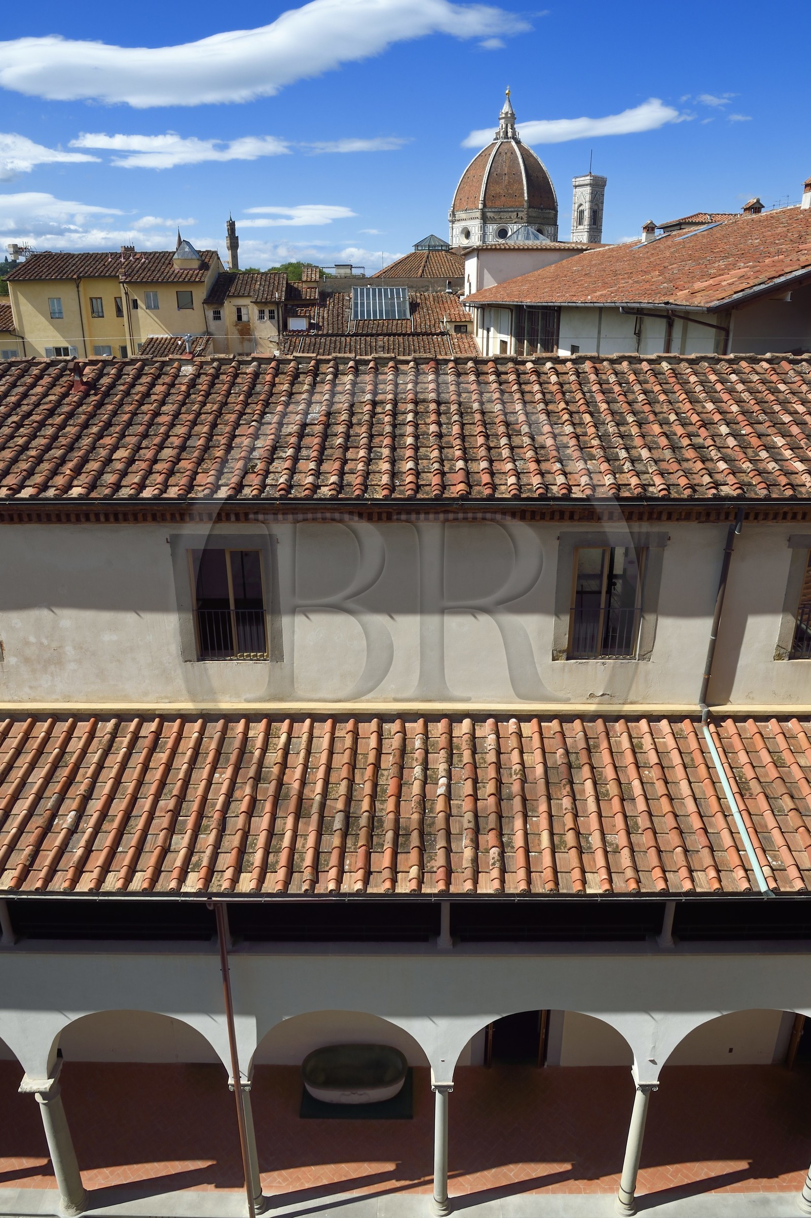 Italie, Toscane, Florence, centre historique classé Patrimoine Mondial de l'UNESCO, le Duomo Santa Maria del Fiore, depuis l'hôpital des Innocents (Spedale degli Innocenti)