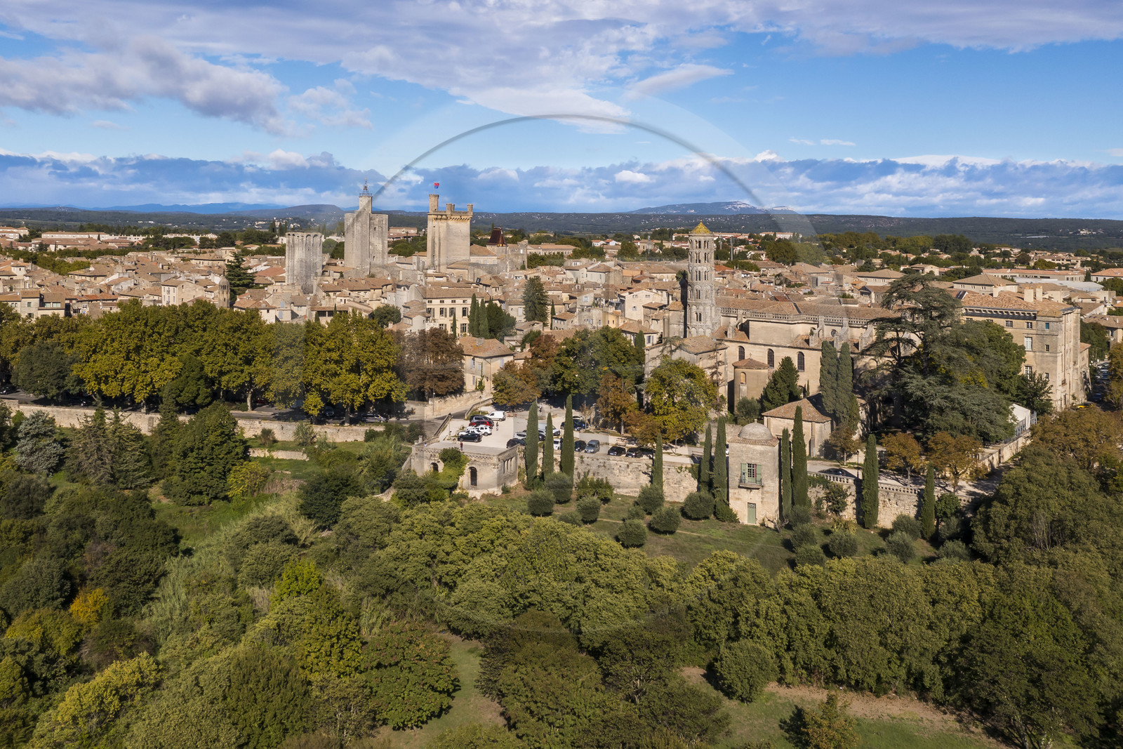 France, Gard (30), Uzès, la Tour du Roi, la Tour de l'Evêché, le chateau Ducal dit Le Duché avec la Tour Bermonde et la cathédrale Saint-Théodorit avec la tour Fenestrelle à droite (vue aérienne) France, Gard (30), Uzès, la Tour du Roi, la Tour de l'Evêché, le chateau Ducal dit Le Duché avec la Tour Bermonde et la cathédrale Saint-Théodorit avec la tour Fenestrelle à droite (vue aérienne)