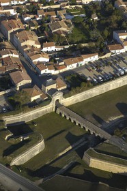 France, Charente-Maritime (17), ile de Ré, ville de Saint-Martin-de-Ré, fortifications de Vauban (XVII ème siècle), Porte des Campani (vue aérienne)
